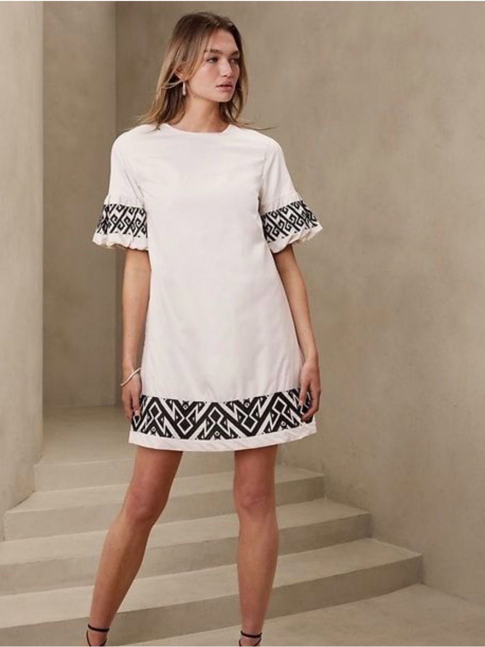 Banana Republic Dress XS Ivory Black Geometric Embroidered Shift
